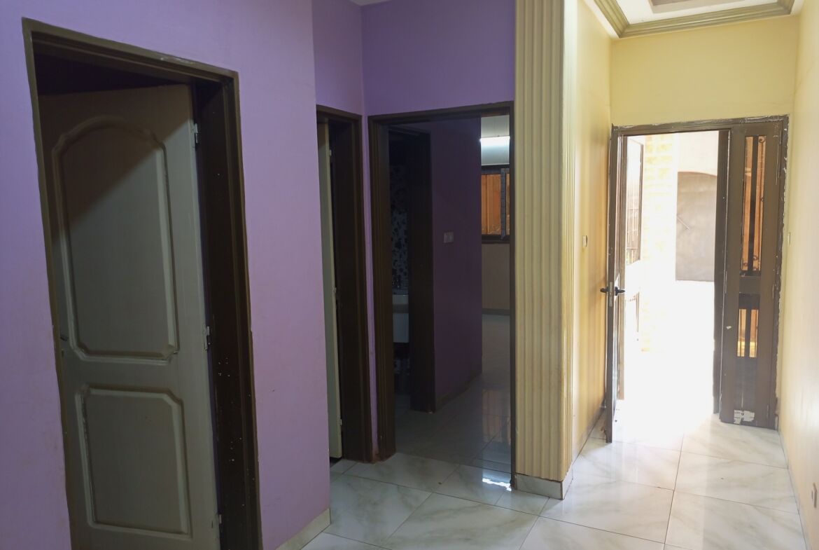 Un duplex de 6 chambres avec 2 salons en location à Karpala