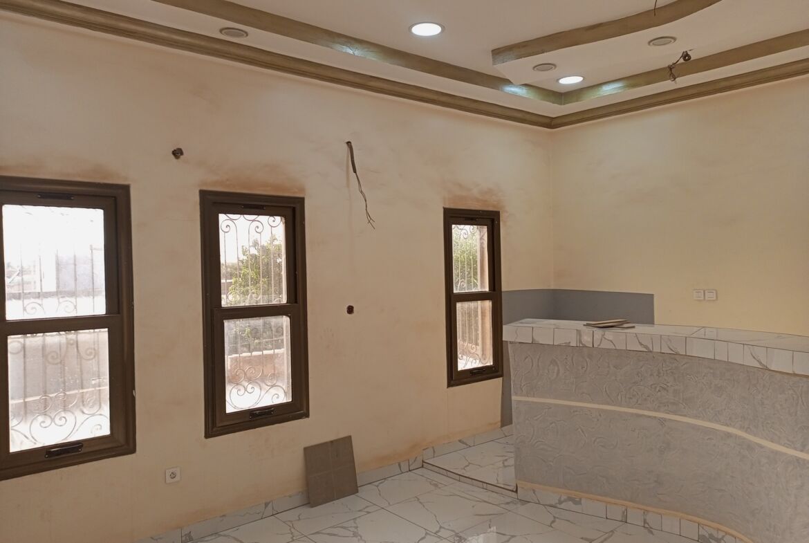 Un duplex de 6 chambres avec 2 salons en location à Karpala