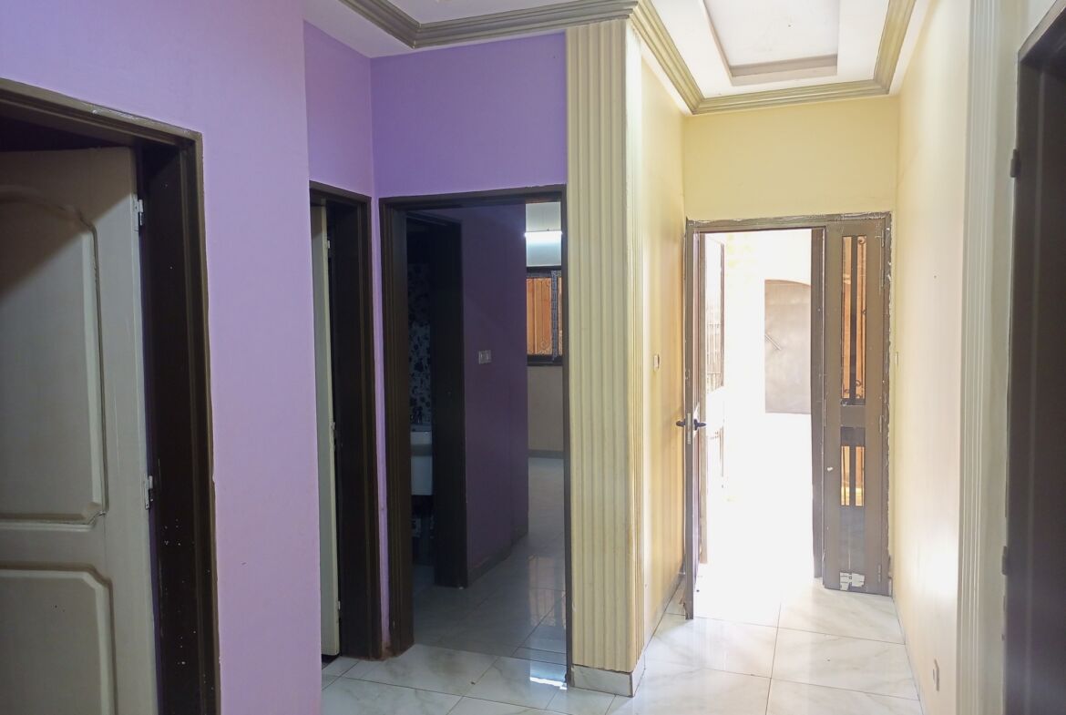 Un duplex de 6 chambres avec 2 salons en location à Karpala