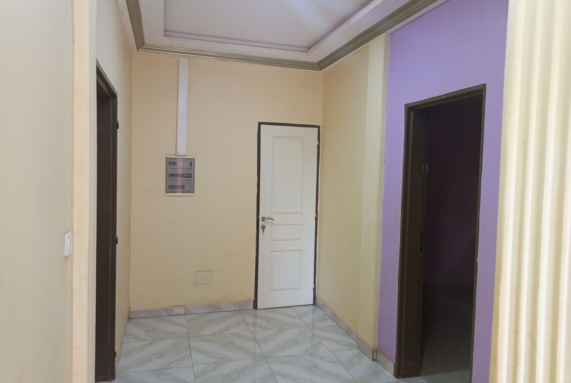 Un duplex de 6 chambres avec 2 salons en location à Karpala