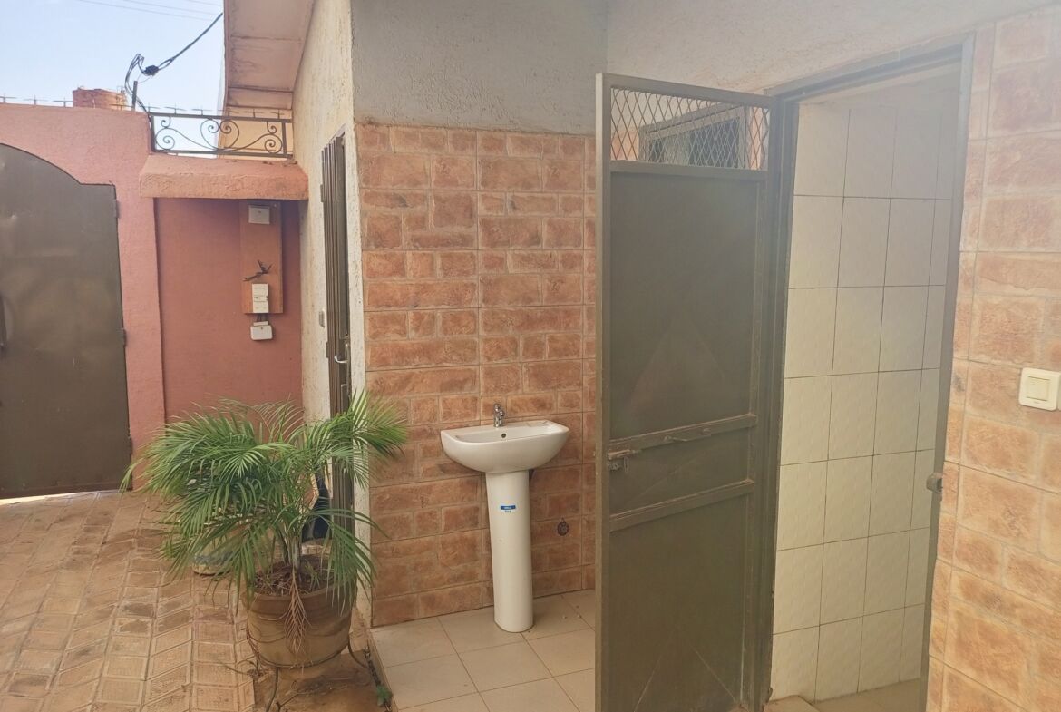 Un duplex de 6 chambres avec 2 salons en location à Karpala