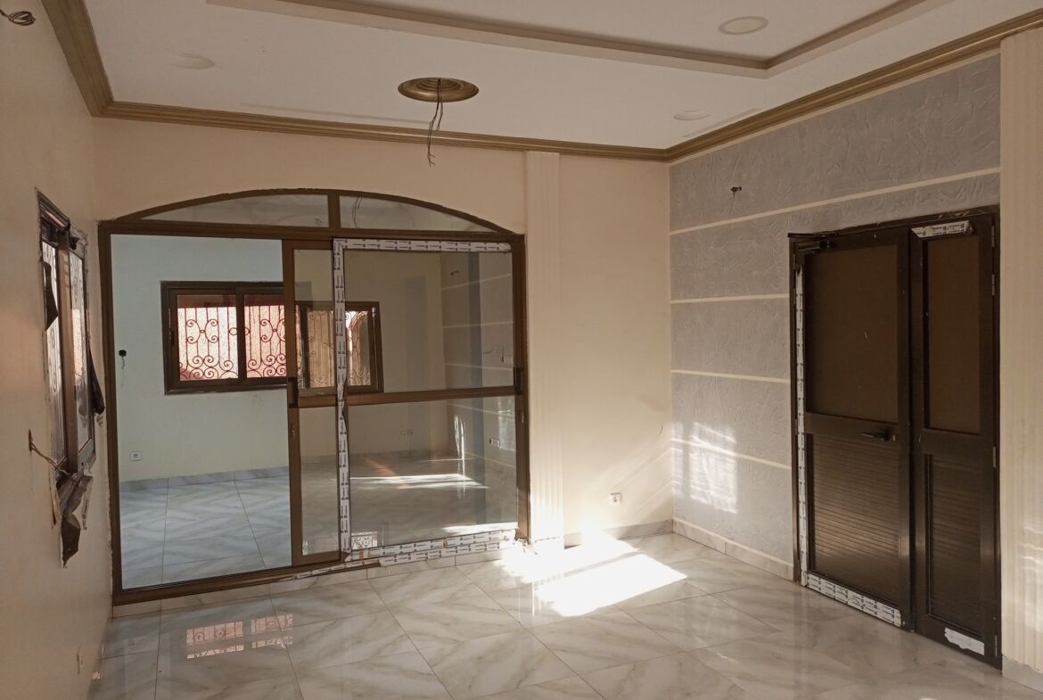 Un duplex de 6 chambres avec 2 salons en location à Karpala