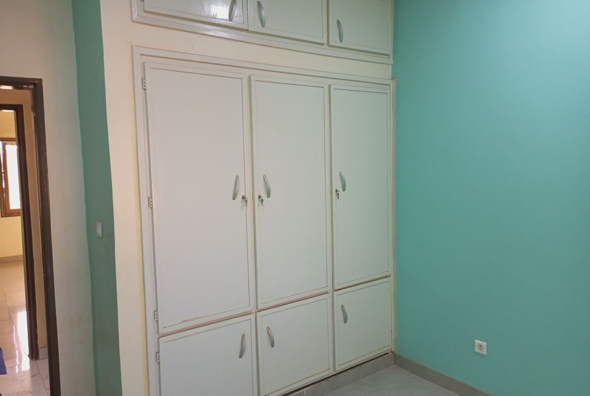 Un duplex de 6 chambres avec 2 salons en location à Karpala