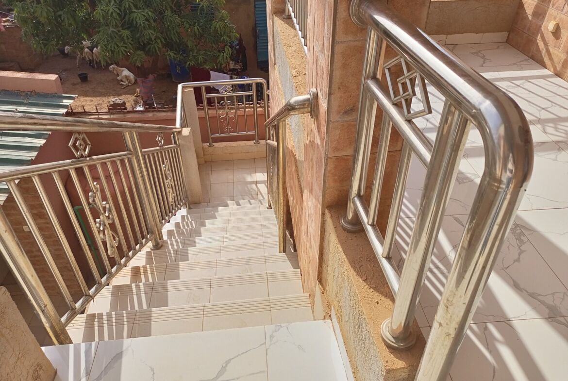 Un duplex de 6 chambres avec 2 salons en location à Karpala