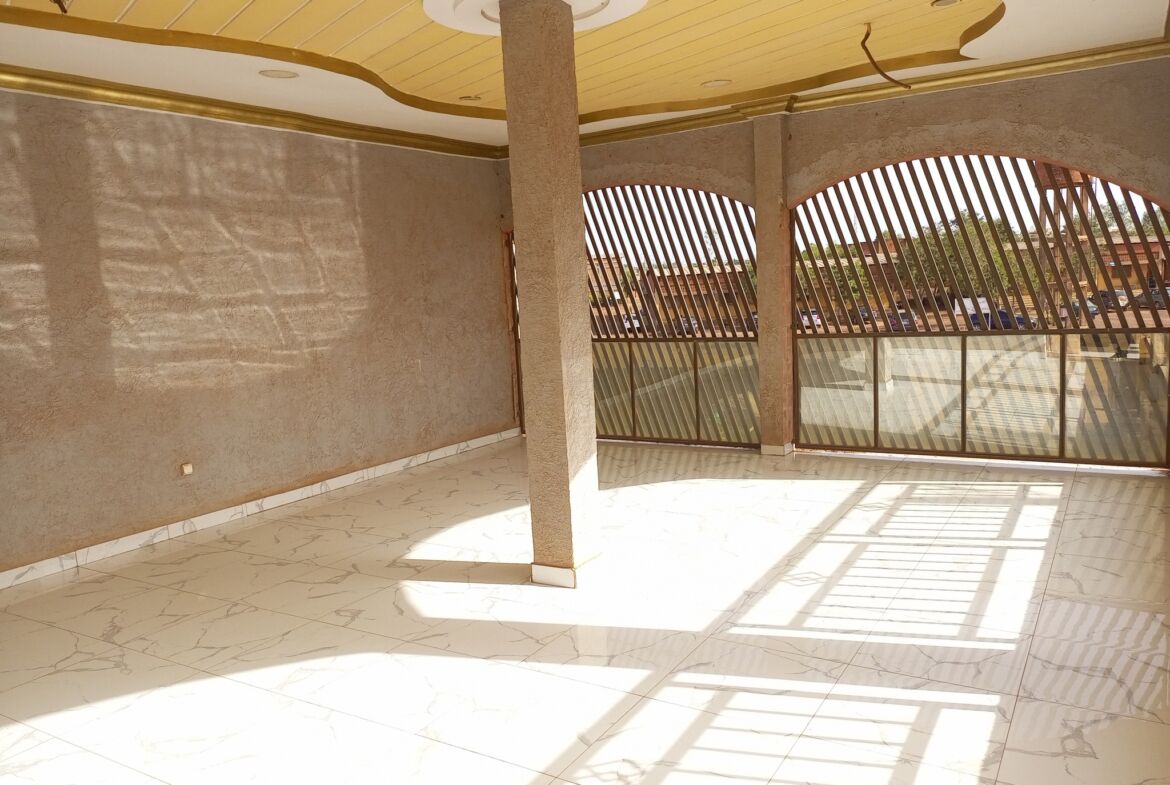 Un duplex de 6 chambres avec 2 salons en location à Karpala