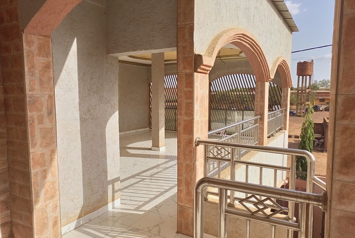 Un duplex de 6 chambres avec 2 salons en location à Karpala