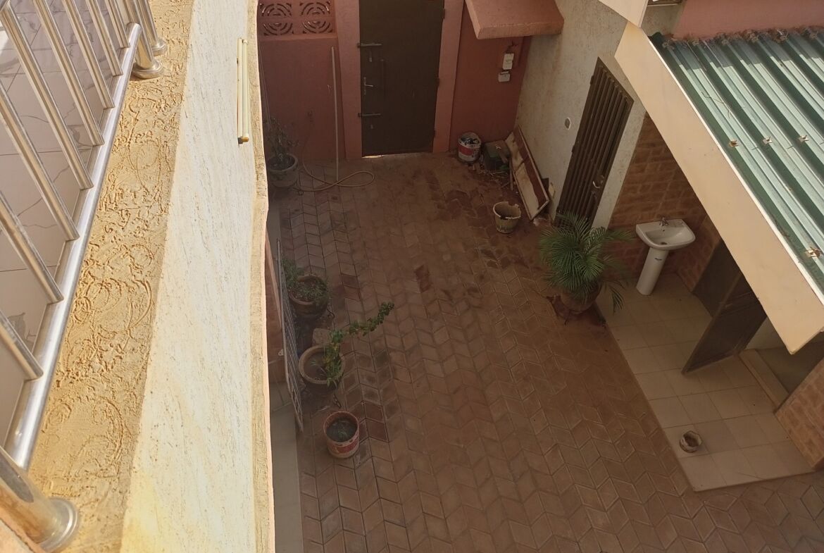 Un duplex de 6 chambres avec 2 salons en location à Karpala