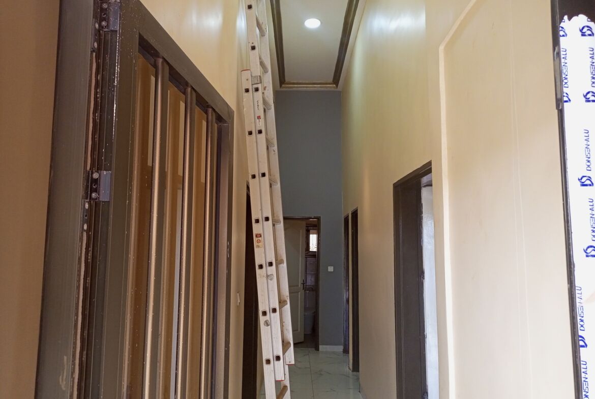 Un duplex de 6 chambres avec 2 salons en location à Karpala