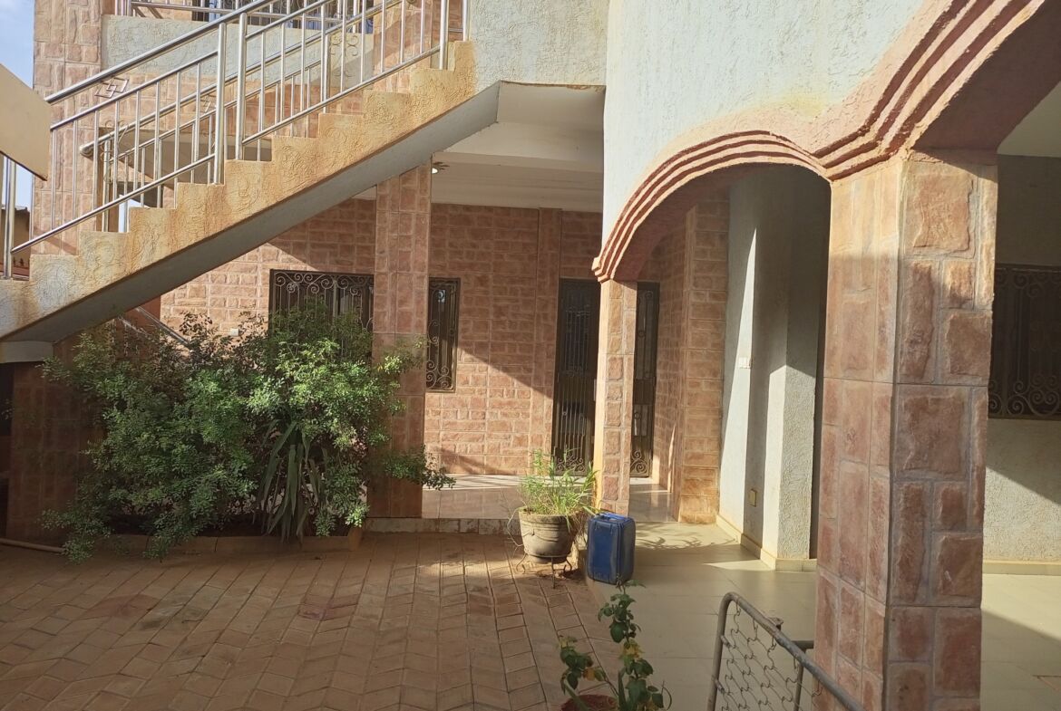 Un duplex de 6 chambres avec 2 salons en location à Karpala