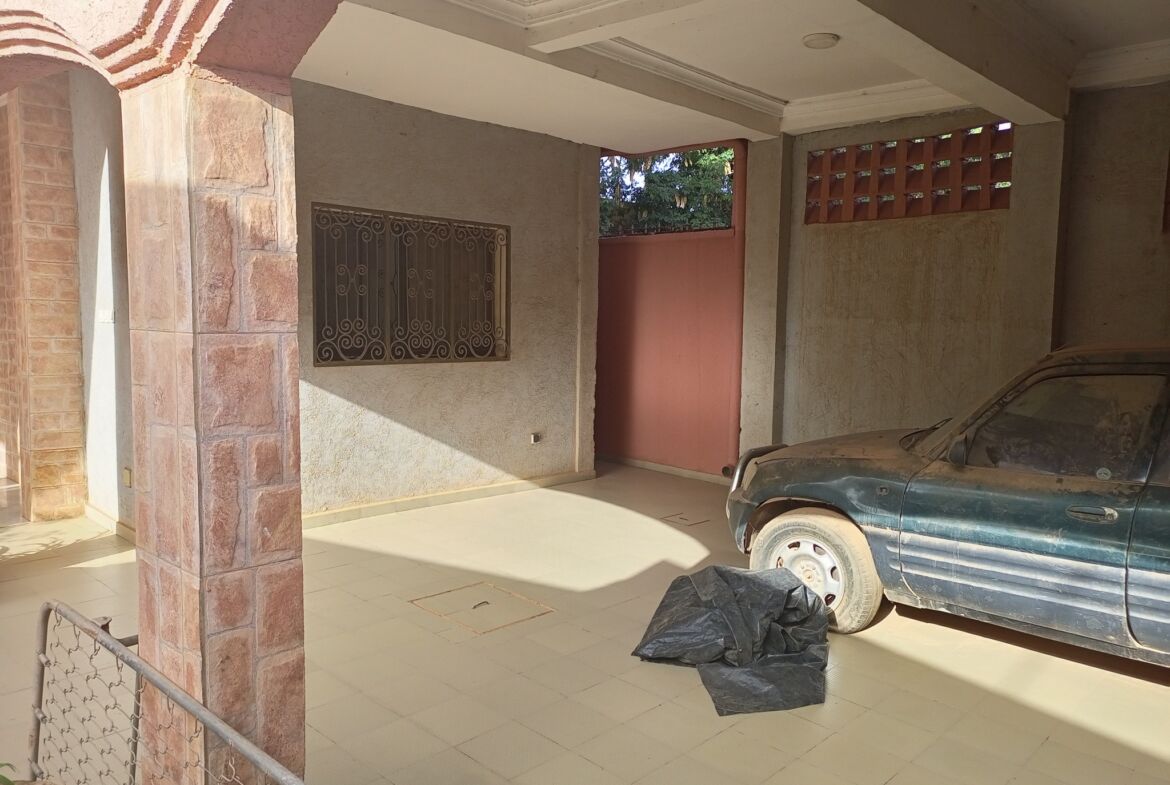 Un duplex de 6 chambres avec 2 salons en location à Karpala