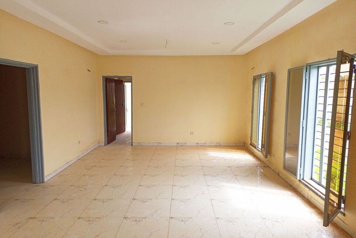 Une villa de 4 chambres en location au quartier guiguemtenga