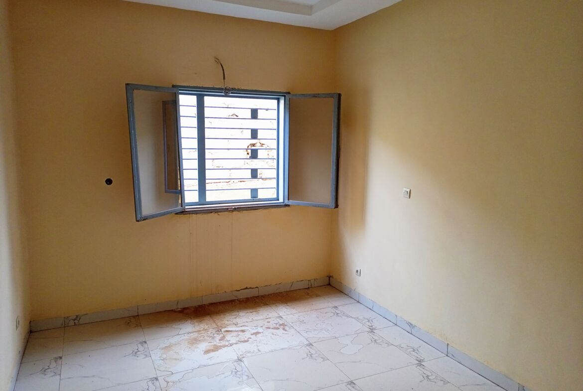 Une villa de 4 chambres en location au quartier guiguemtenga