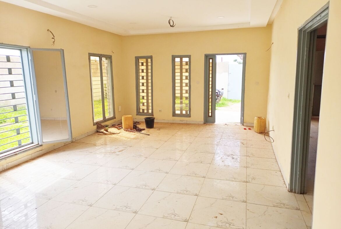 Une villa de 4 chambres en location au quartier guiguemtenga