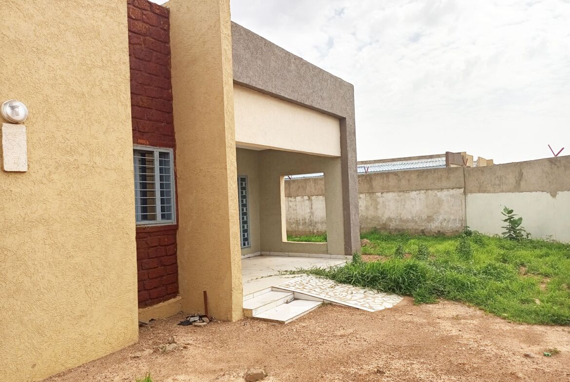 Une villa de 4 chambres en location au quartier guiguemtenga