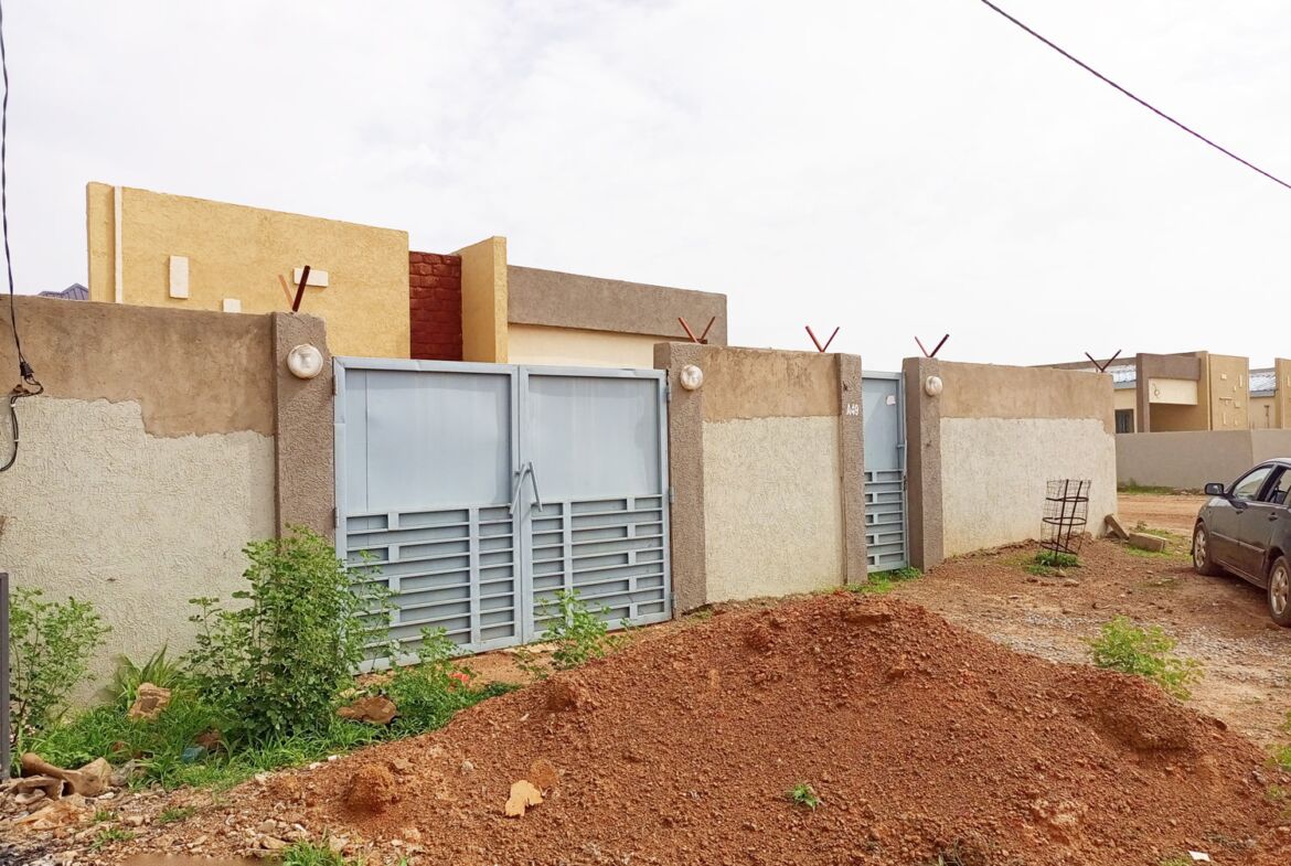 Une villa de 4 chambres en location au quartier guiguemtenga