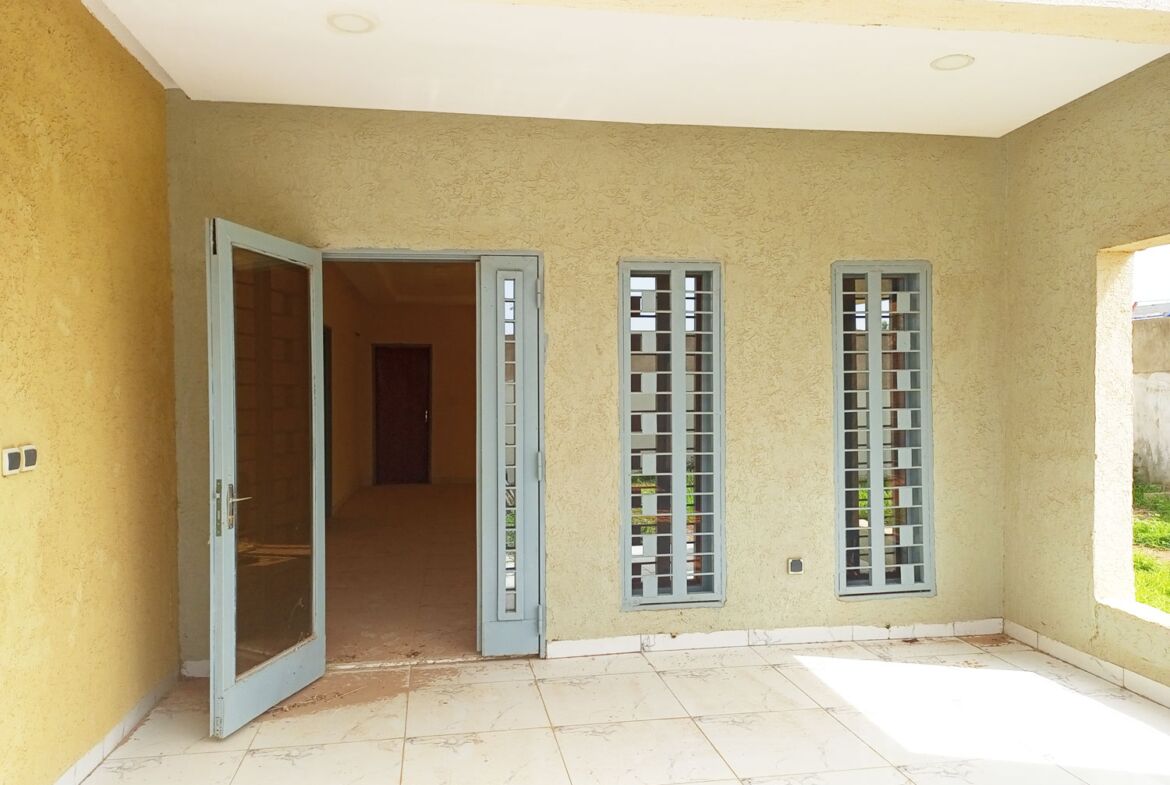 Une villa de 4 chambres en location au quartier guiguemtenga