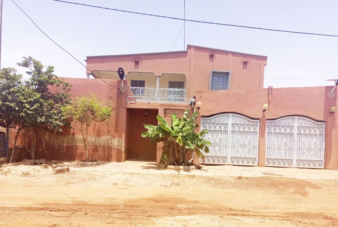 Un duplex de 5 chambres avec 2 pièces supplémentaires en locataion à Kamboinsé