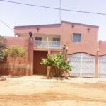 Un duplex de 5 chambres avec 2 pièces supplémentaires en locataion à Kamboinsé