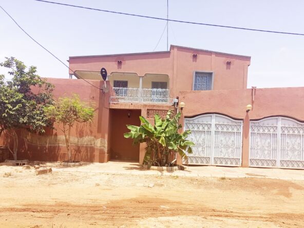 Un duplex de 5 chambres avec 2 pièces supplémentaires en locataion à Kamboinsé