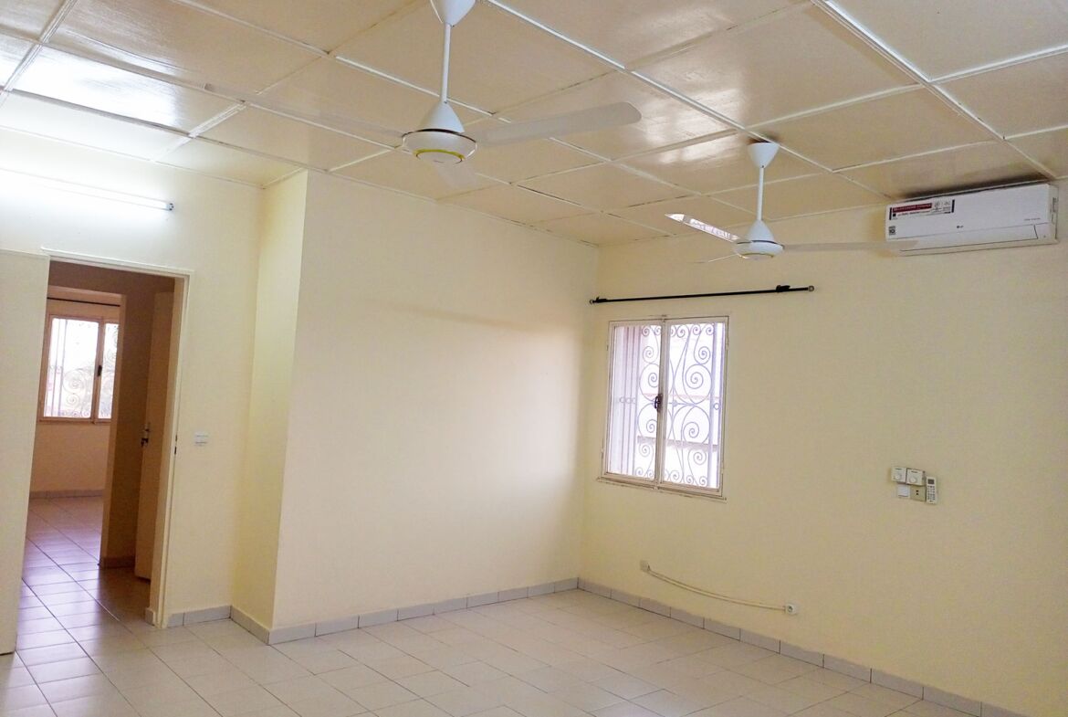 Un duplex de 5 chambres avec 2 pièces supplémentaires en locataion à Kamboinsé