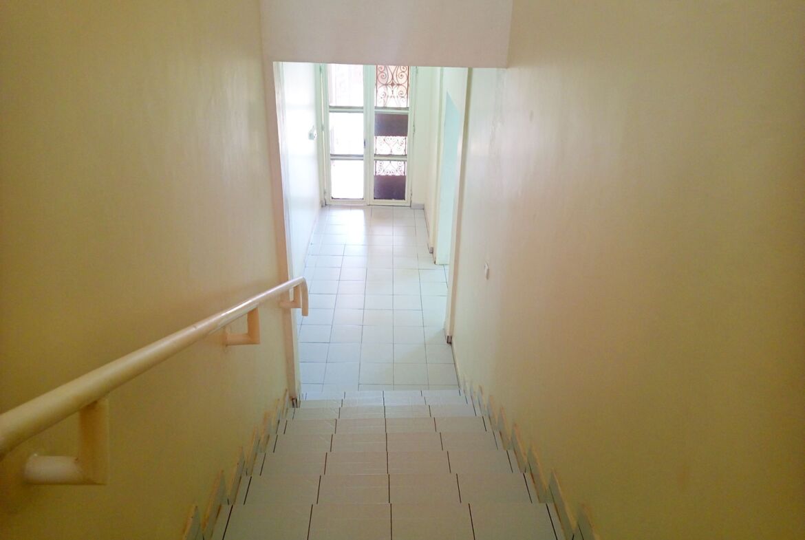 Un duplex de 5 chambres avec 2 pièces supplémentaires en locataion à Kamboinsé