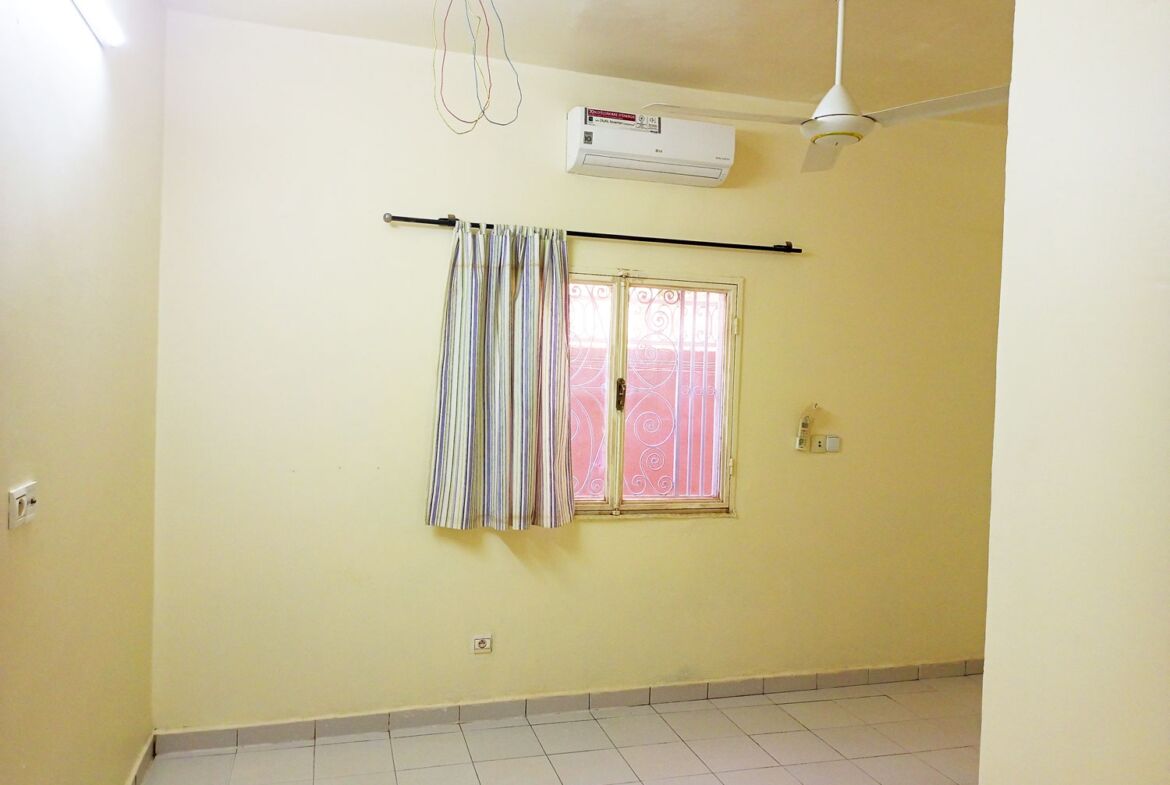 Un duplex de 5 chambres avec 2 pièces supplémentaires en locataion à Kamboinsé