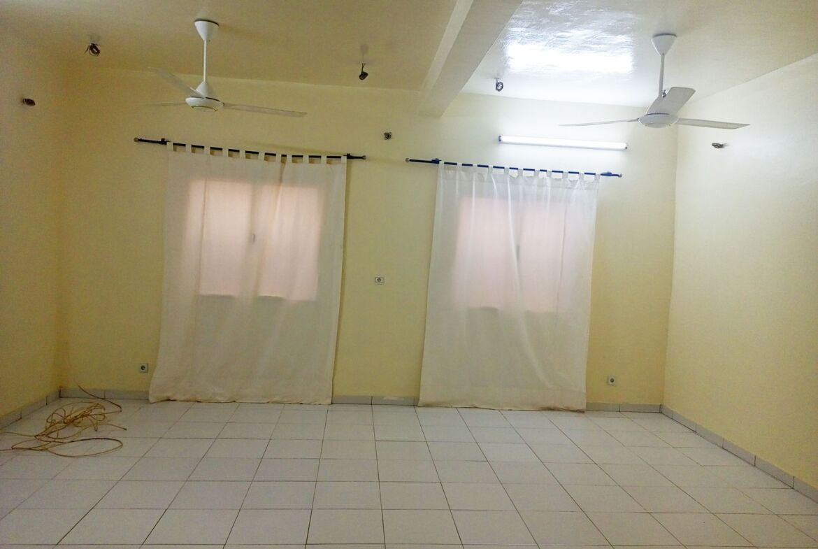 Un duplex de 5 chambres avec 2 pièces supplémentaires en locataion à Kamboinsé