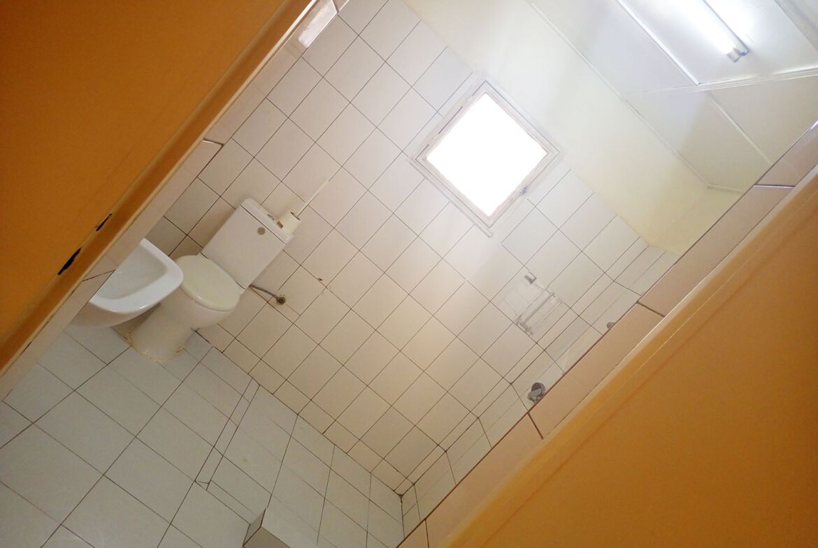 Un duplex de 5 chambres avec 2 pièces supplémentaires en locataion à Kamboinsé