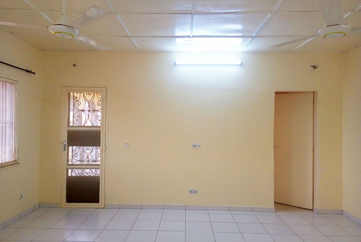 Un duplex de 5 chambres avec 2 pièces supplémentaires en locataion à Kamboinsé