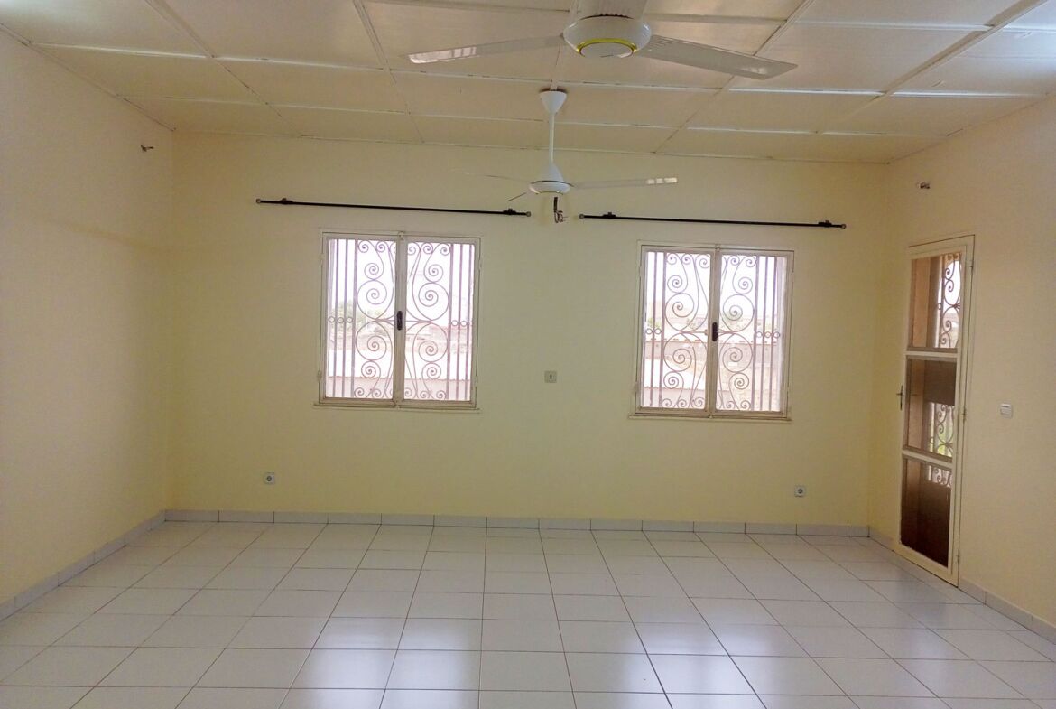 Un duplex de 5 chambres avec 2 pièces supplémentaires en locataion à Kamboinsé