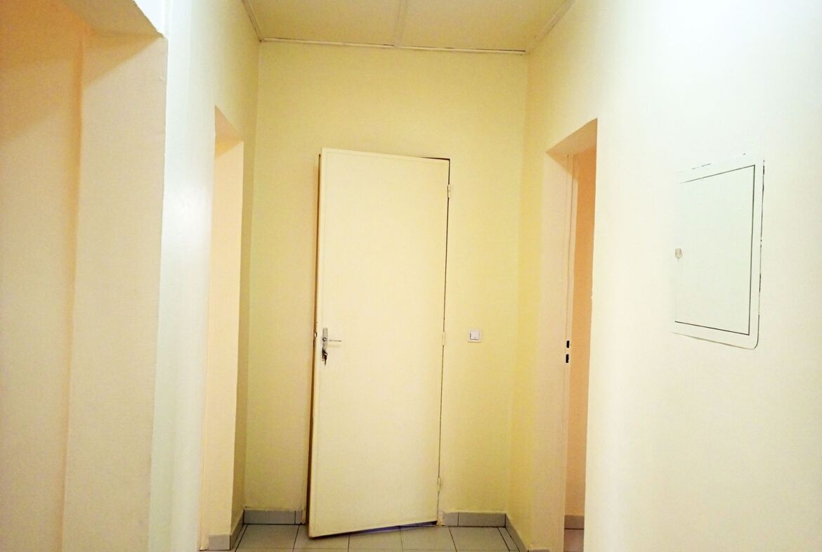 Un duplex de 5 chambres avec 2 pièces supplémentaires en locataion à Kamboinsé