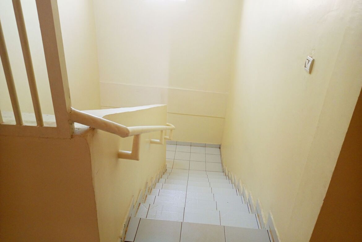 Un duplex de 5 chambres avec 2 pièces supplémentaires en locataion à Kamboinsé