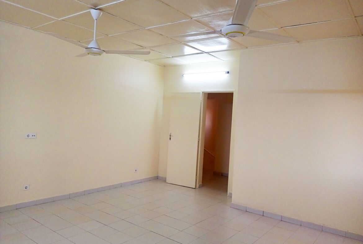 Un duplex de 5 chambres avec 2 pièces supplémentaires en locataion à Kamboinsé