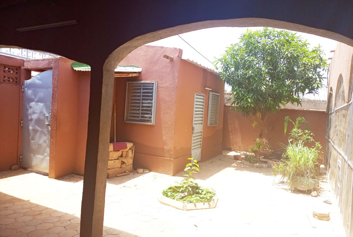 Un duplex de 5 chambres avec 2 pièces supplémentaires en locataion à Kamboinsé