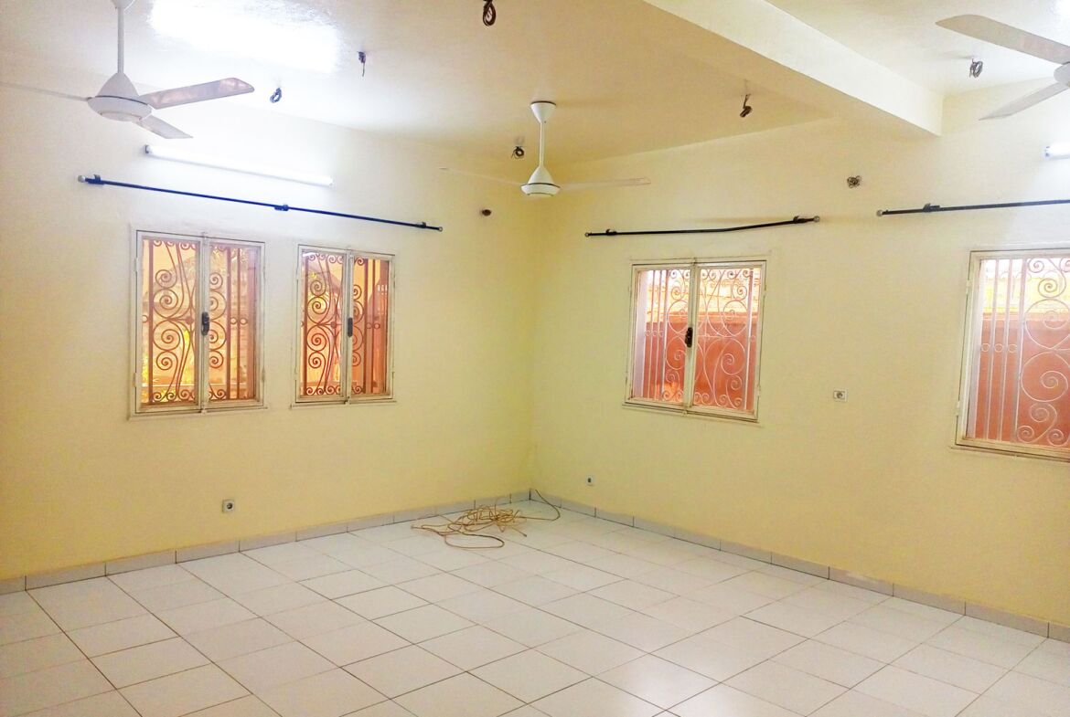 Un duplex de 5 chambres avec 2 pièces supplémentaires en locataion à Kamboinsé