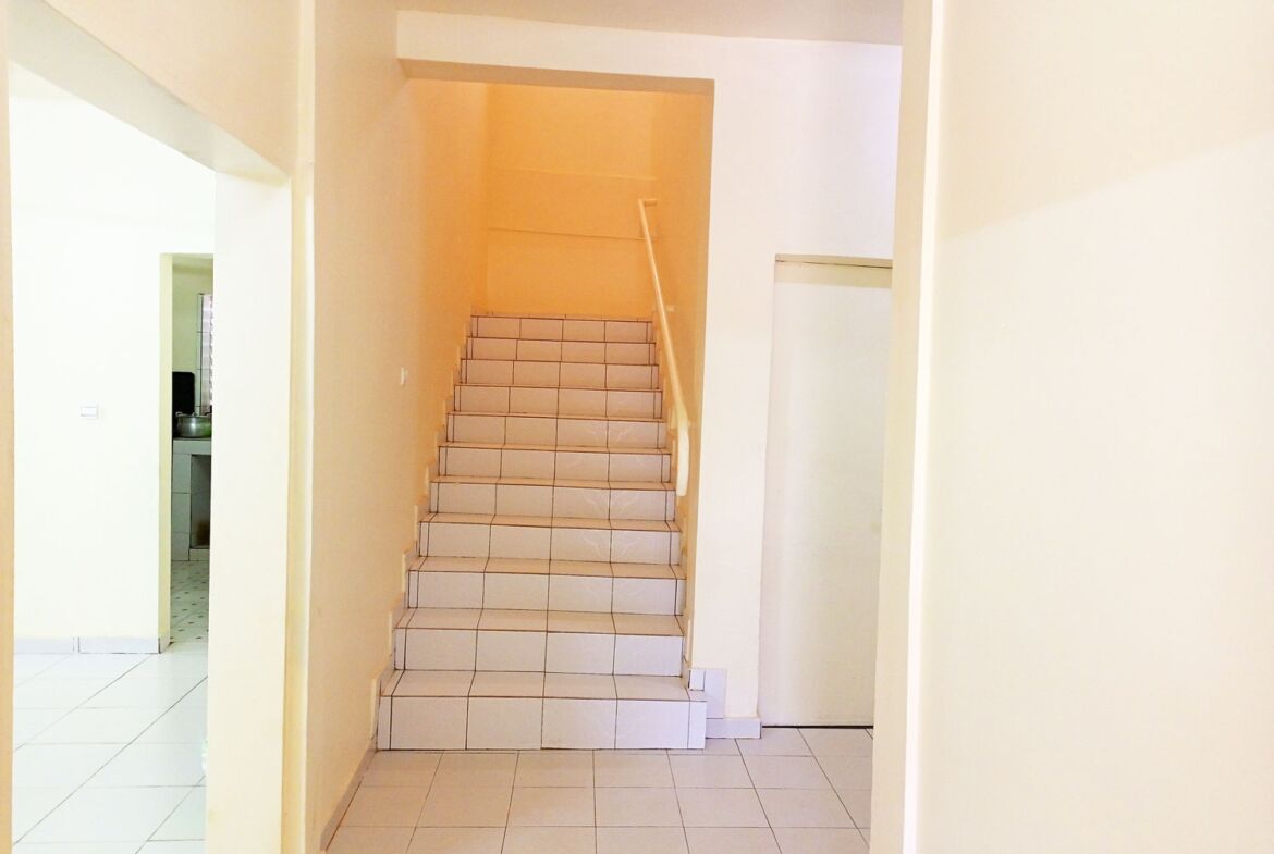 Un duplex de 5 chambres avec 2 pièces supplémentaires en locataion à Kamboinsé