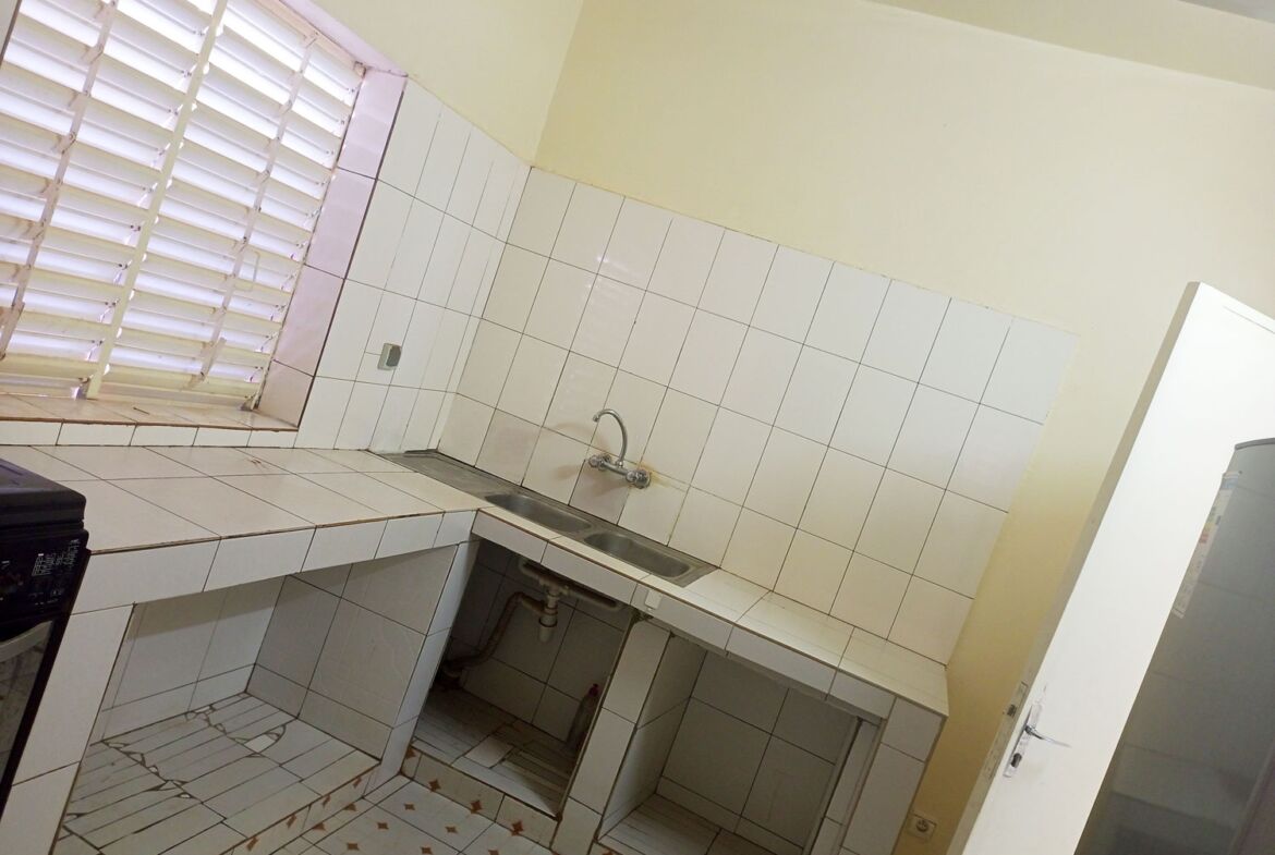 Un duplex de 5 chambres avec 2 pièces supplémentaires en locataion à Kamboinsé