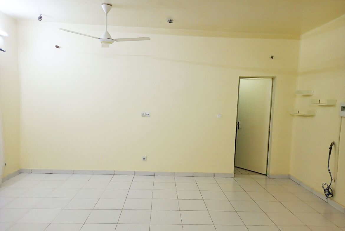 Un duplex de 5 chambres avec 2 pièces supplémentaires en locataion à Kamboinsé