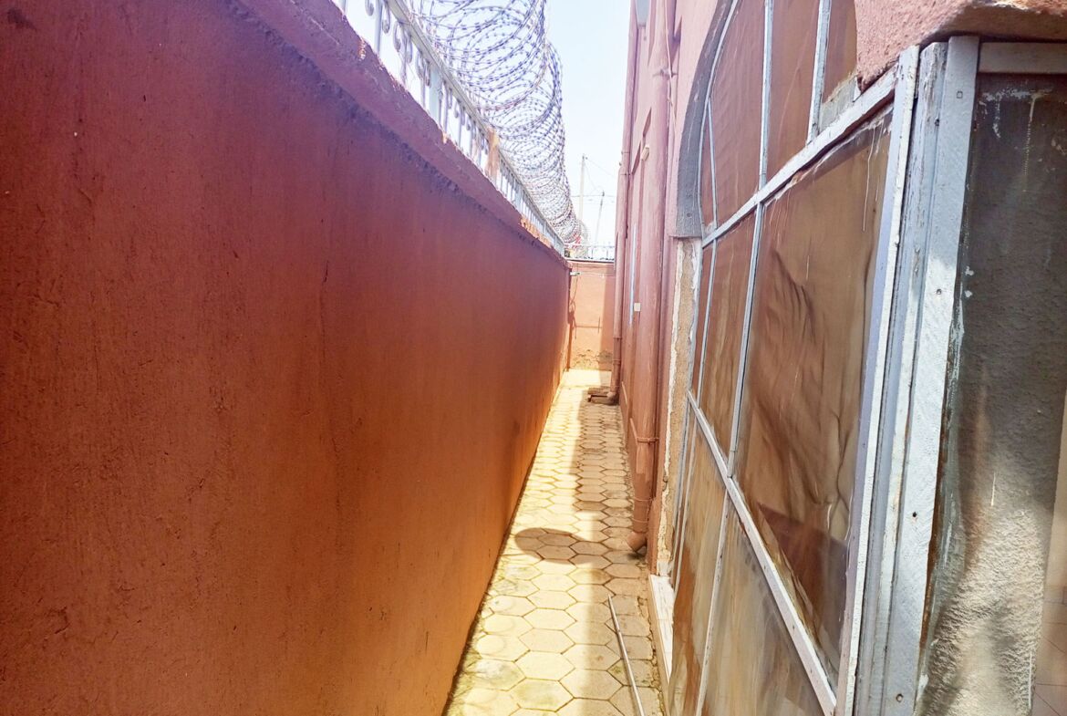 Un duplex de 5 chambres avec 2 pièces supplémentaires en locataion à Kamboinsé