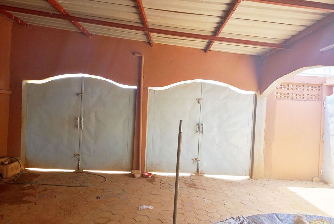 Un duplex de 5 chambres avec 2 pièces supplémentaires en locataion à Kamboinsé