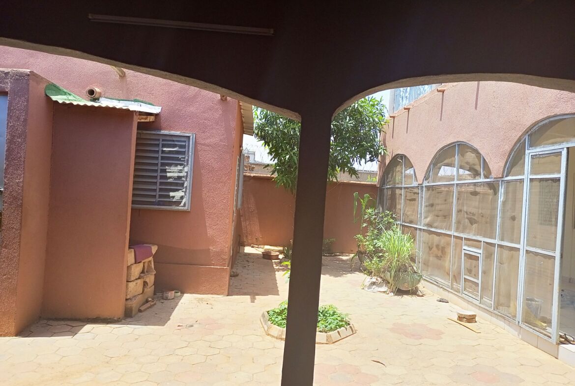 Un duplex de 5 chambres avec 2 pièces supplémentaires en locataion à Kamboinsé