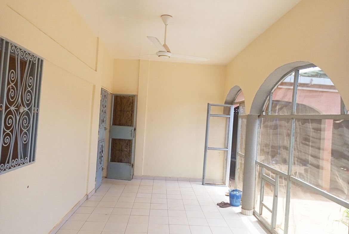 Un duplex de 5 chambres avec 2 pièces supplémentaires en locataion à Kamboinsé