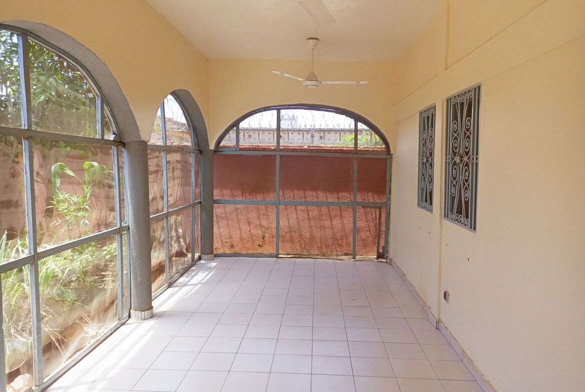 Un duplex de 5 chambres avec 2 pièces supplémentaires en locataion à Kamboinsé