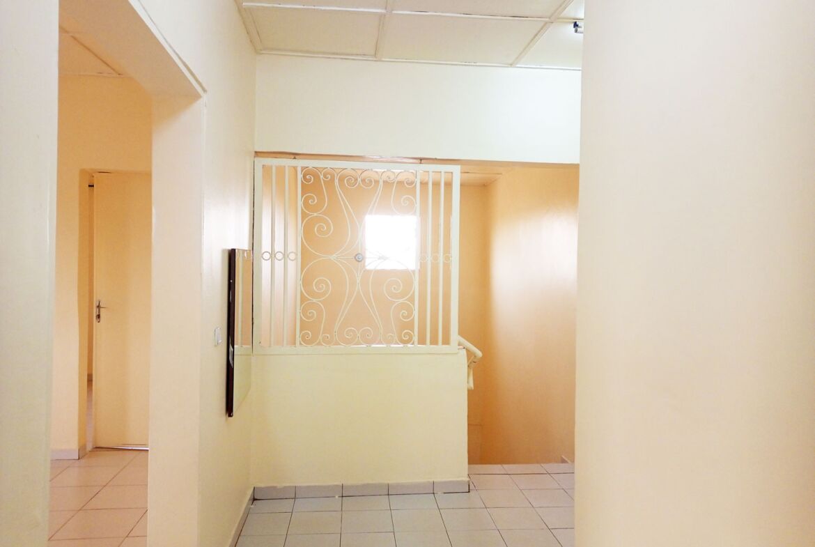 Un duplex de 5 chambres avec 2 pièces supplémentaires en locataion à Kamboinsé