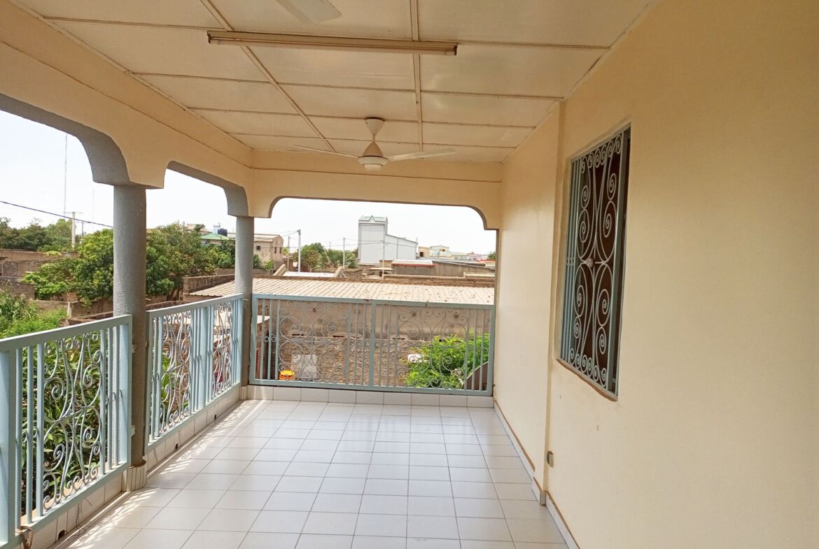 Un duplex de 5 chambres avec 2 pièces supplémentaires en locataion à Kamboinsé