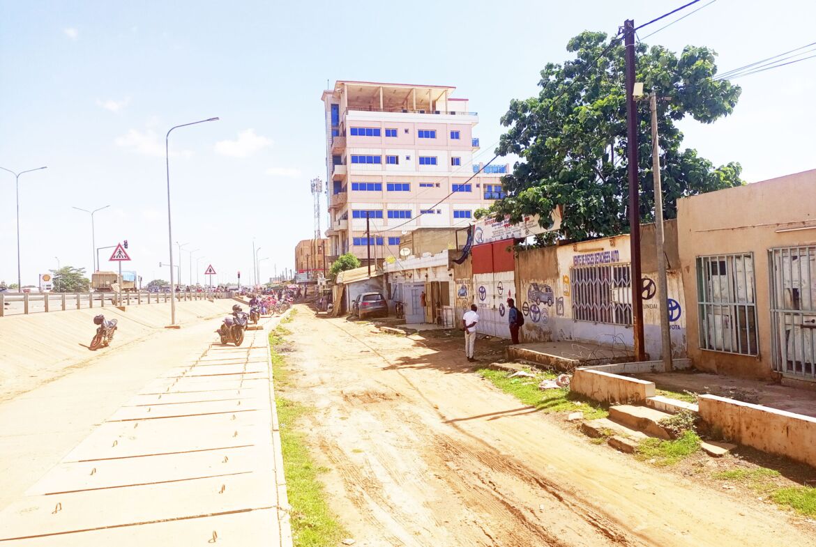 Une parcelle de 640 m² en vente à la Zone 1 face au boulevard tensoba