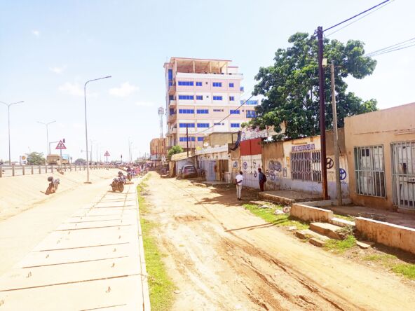 Une parcelle de 640 m² en vente à la Zone 1 face au boulevard tensoba