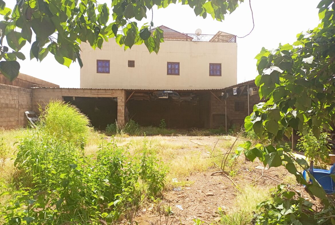 Une parcelle de 640 m² en vente à la Zone 1 face au boulevard tensoba