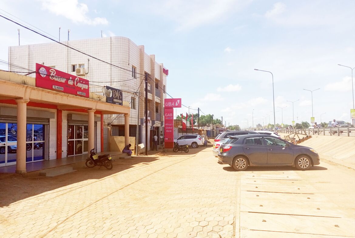 Une parcelle de 640 m² en vente à la Zone 1 face au boulevard tensoba