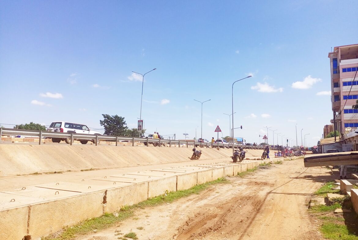 Une parcelle de 640 m² en vente à la Zone 1 face au boulevard tensoba